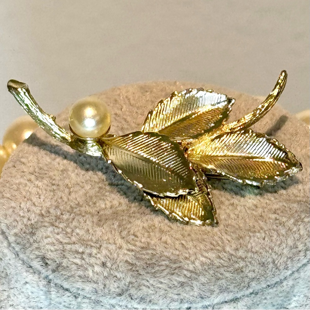Vintage Faux Pearls Necklace 18” & Gold tone Leaves & Faux Pearl Brooch - Picture 4 of 5